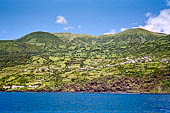 Azzorre, Isola Sao Jorge - La costa meridionale navigando verso il porto di Velas.